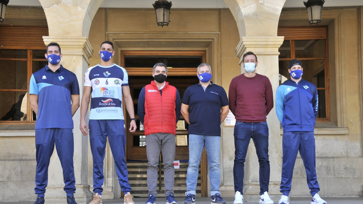 La presentación de la equipación del Río Duero tuvo lugar ayer en el Ayuntamiento. VALENTÍN GUISANDE