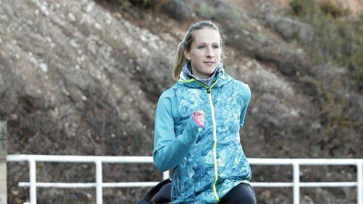 Estela Navascués, en uno de sus últimos entrenamiento en Los Pajaritos junto a Blanca, que espera paciente en el carrito.-LUIS ÁNGEL TEJEDOR