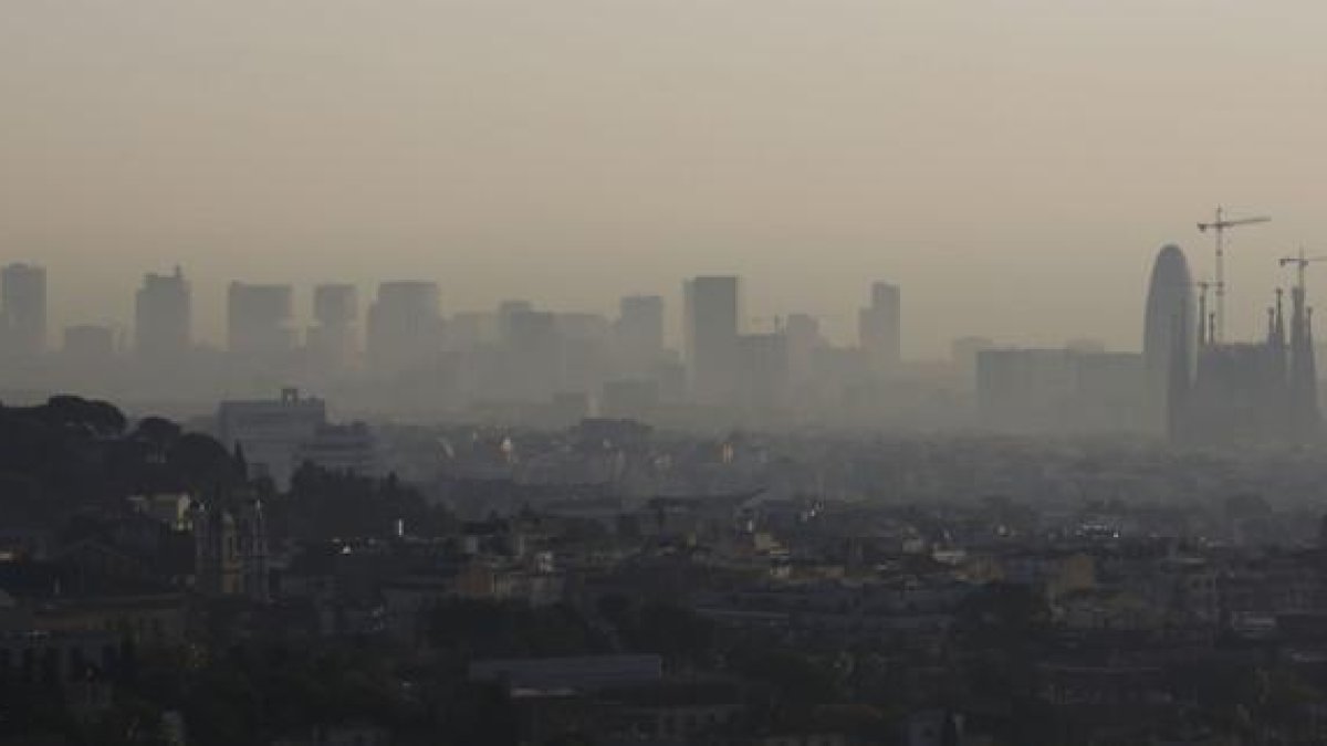 Visión de Barcelona un día de alta contaminación.-DANNY CAMINAL