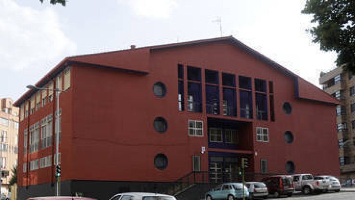 Antiguo colegio Infantes de Lara reconvertido en un Centro Cívico que abrirá sus puertas en primavera. / F.S.-