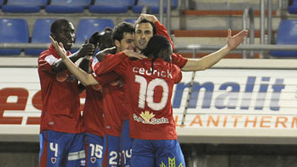 Díaz de Cerio celebra el gol de la victoria rojilla. / V. Guisande-