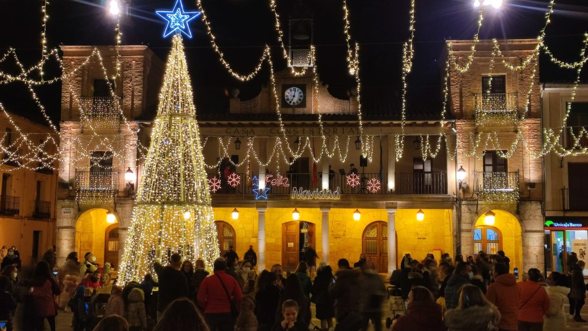 Decoración navideña en El Burgo.-HDS