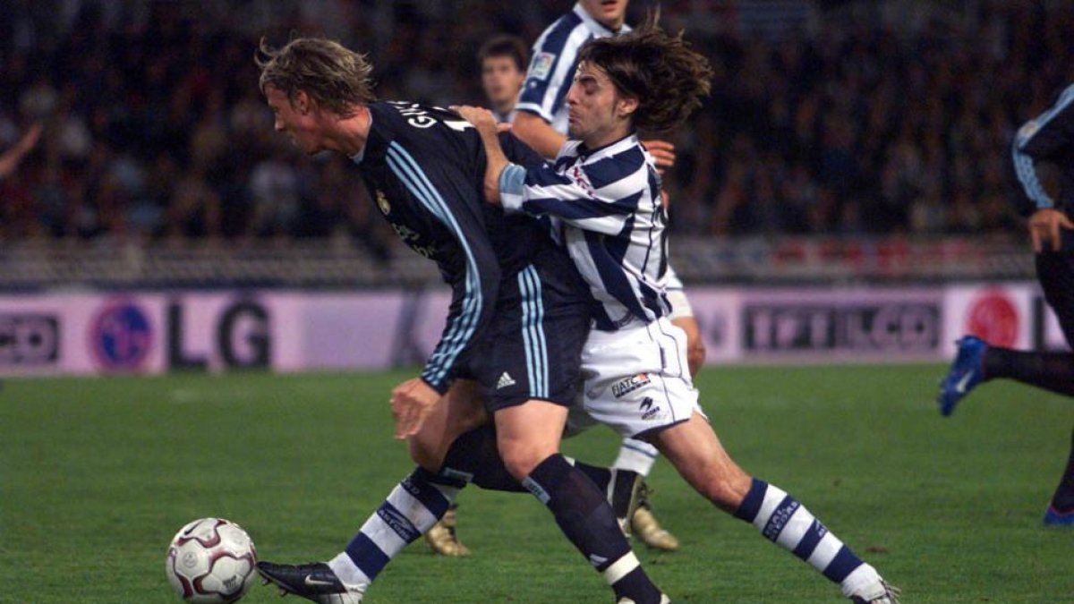 Bittor Alkiza es el numantino que más veces se han enfrentado al Madrid, en la imagen con Guti.-El Mundo del País Vasco