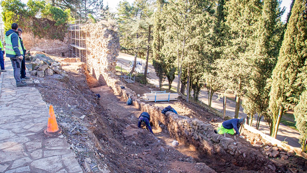 Obras de rehabilitación de la muralla en El Castillo. MARIO TEJEDOR