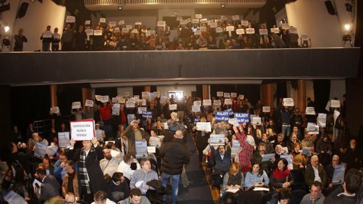Asistentes al pleno municipal de Pontevedra que nombrará al presidente del Gobierno en funciones, Mariano Rajoy, 'persona non grata'.-EFE