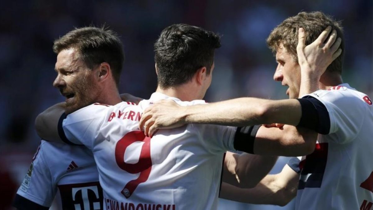 Xabi Alonso, Robert Lewandowski y Thomas Müller celebran el segundo gol del Bayern al Ingolstadt.-REUTERS / MICHAELA REHLE
