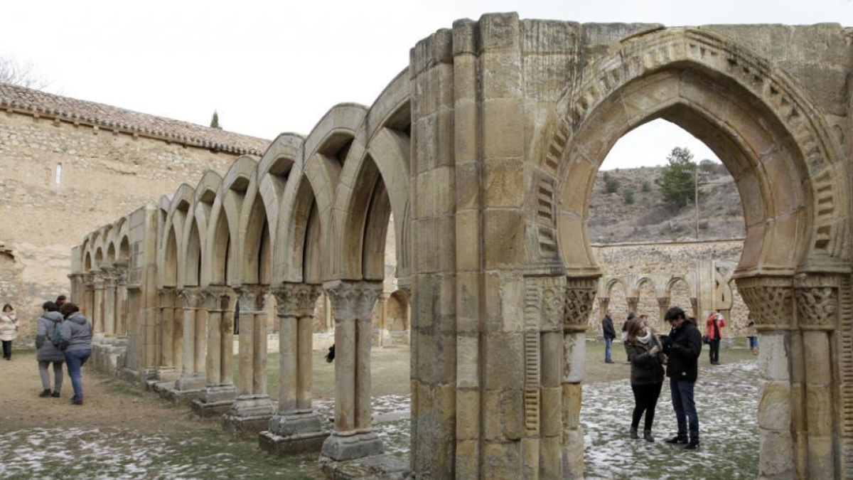 Visitantes en los Arcos de San Juan de Duero. HDS