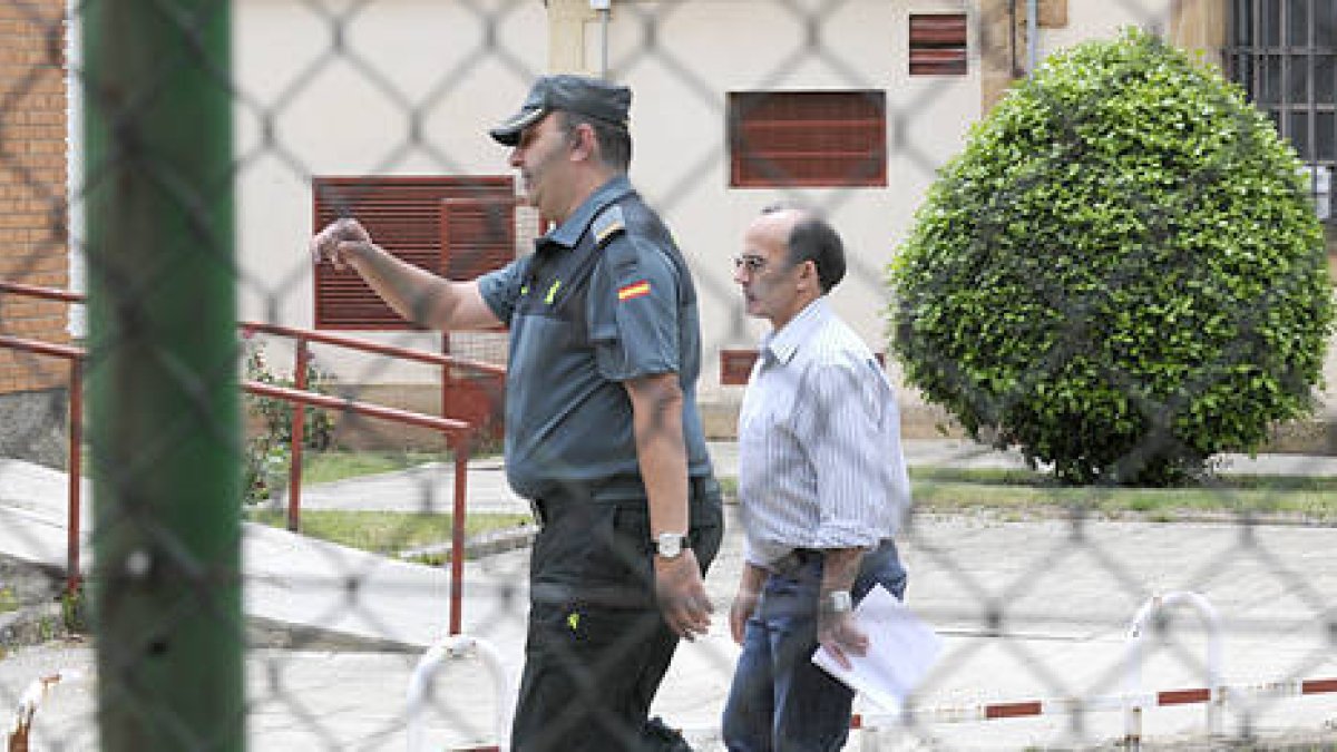 Un agente acompaña al autor de la muerte de De Cassia a salir de prisión el pasado día 12 de junio. / V. GUISANDE-