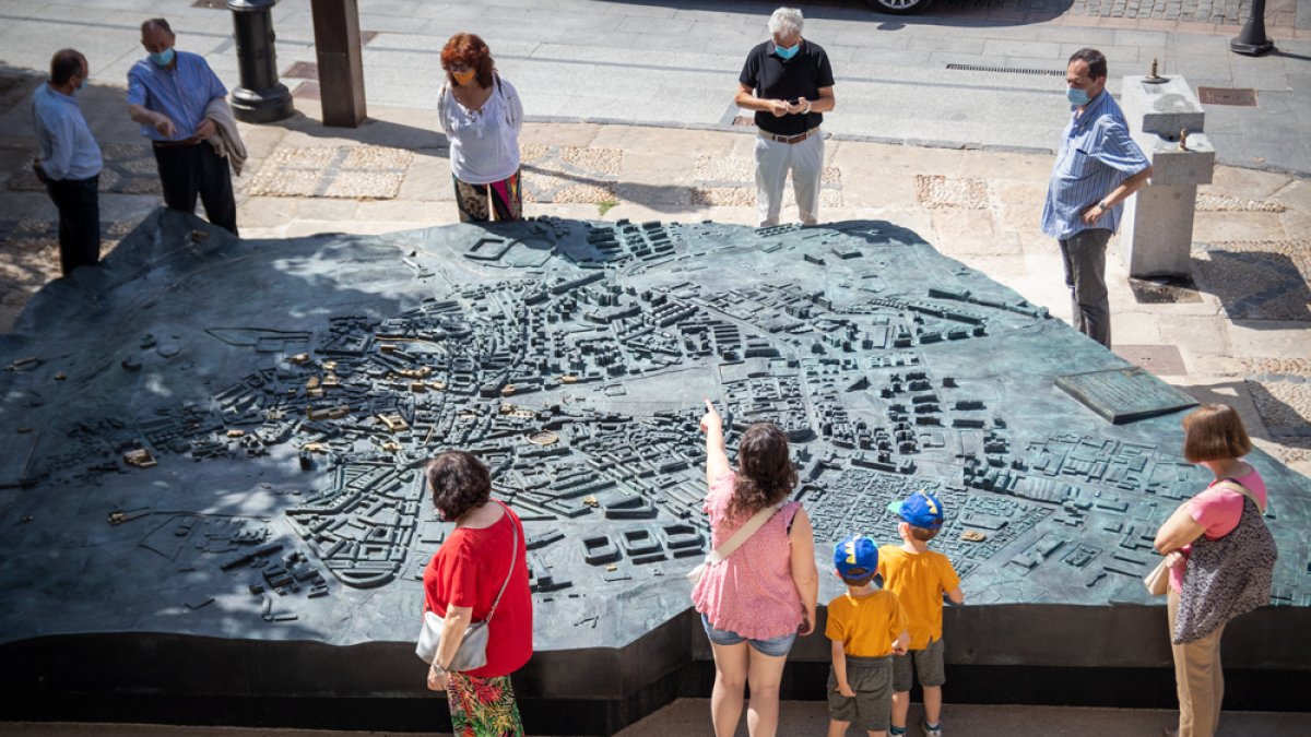Público junto a la maqueta de bronce de la ciudad. GONZALO MONTESEGURO