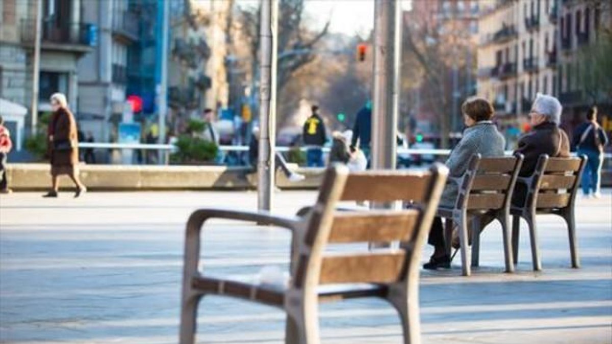 Dos mujeres jubiladas descansan en unos bancos en Barcelona-MARC SÁNCHEZ