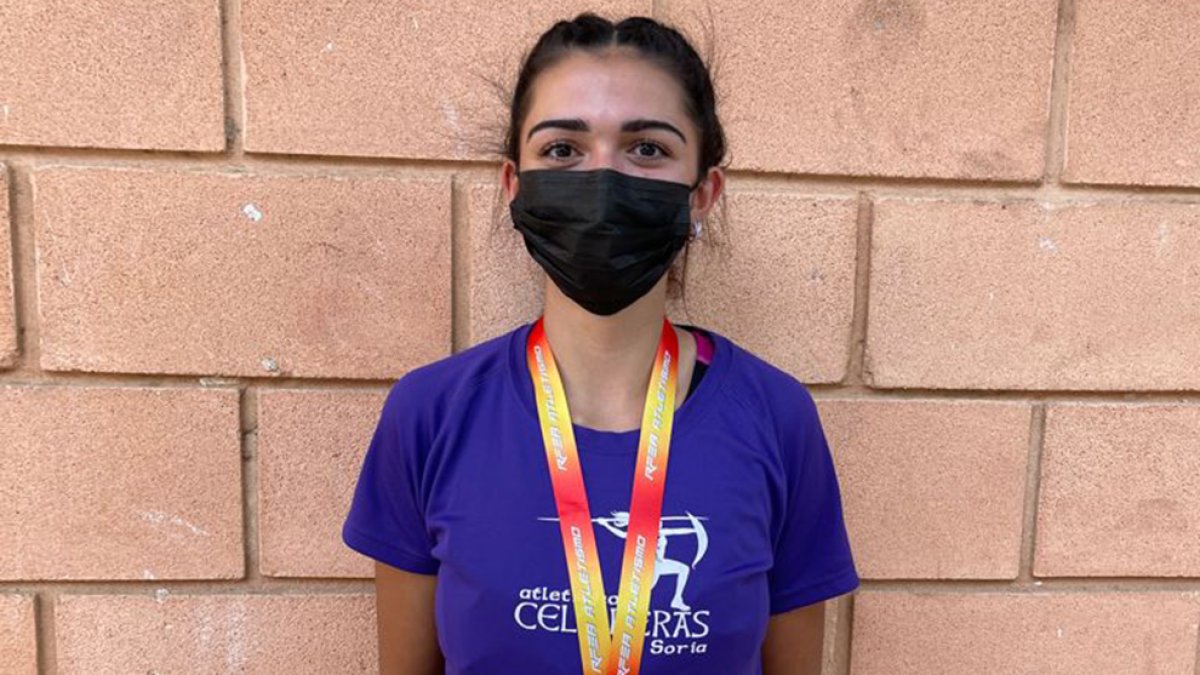 Samira Zarhloul posa con la medalla de oro como campeona de España. HDS