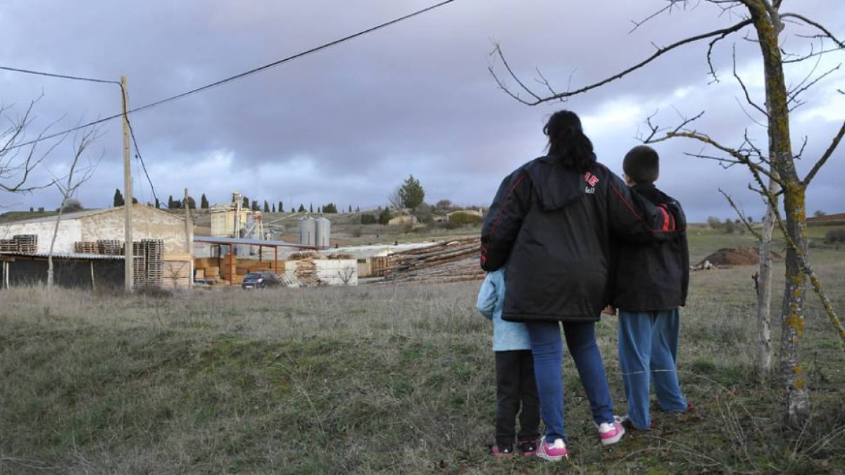 Vecinos, ayer, junto al lugar donde fue encontrado el presunto agresor.-VALENTÍN GUISANDE