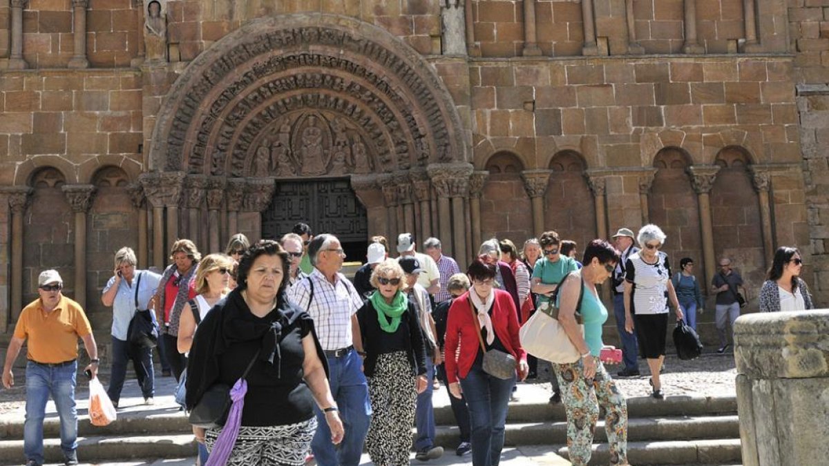 Visitantes saliendo de la iglesia de Santo Domingo.-VALENTÍN GUISANDE