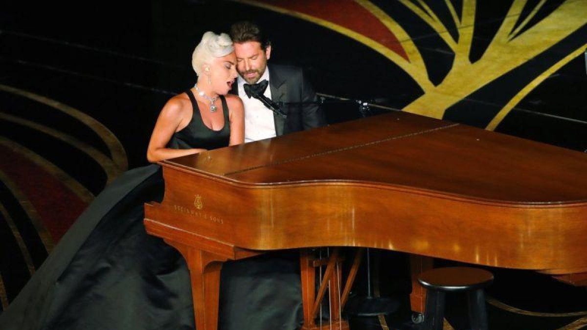Lady Gaga y Cooper se olvidaron de todo lo que les rodeaba y solo tuvieron ojos el uno para el otro.-REUTERS