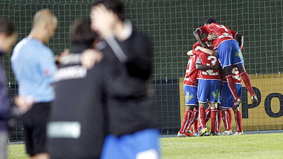 Los jugadores del Numancia celebran uno de los goles marcados ante el Castilla. / ÁREA 11-