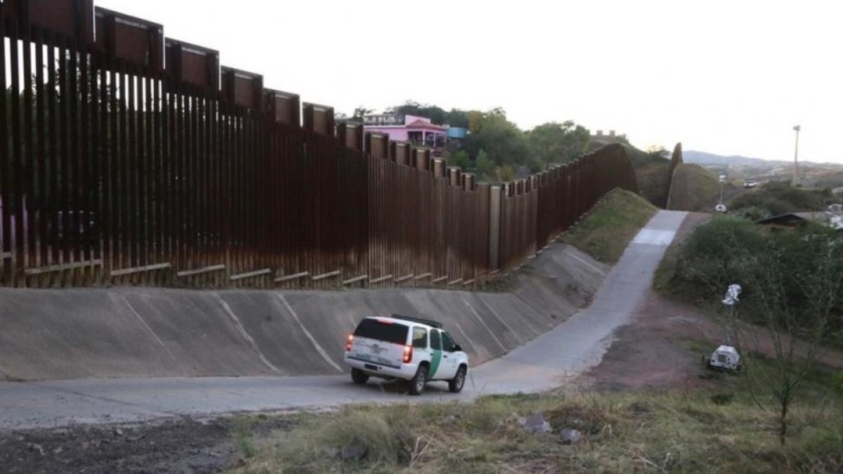 Un coche de la Patrulla Fronteriza de EEUU peina la valla de casi cinco metros que separa buena parte de los dos Nogales.-RICARDO MIR DE FRANCIA