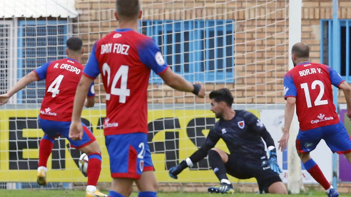 Instante en el que la portería del Numancia es batida en el partido ante el Brea. ÁREA 11