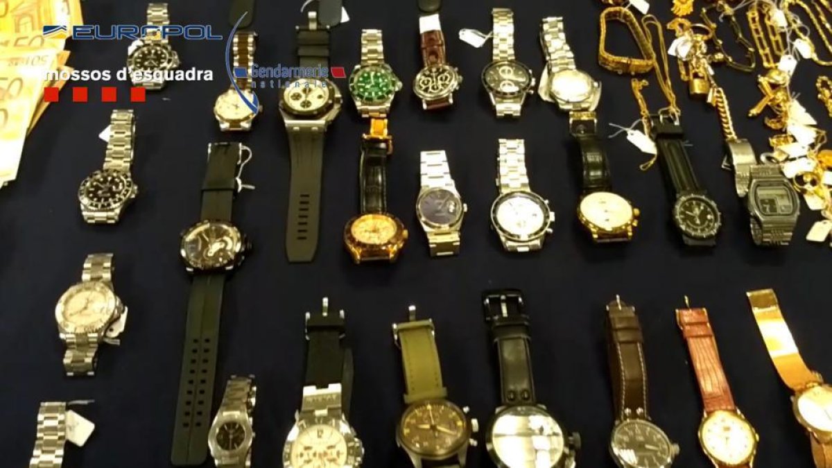 Parte del botín encontrado en los registros de los Mossos.-MOSSOS D'ESQUADRA