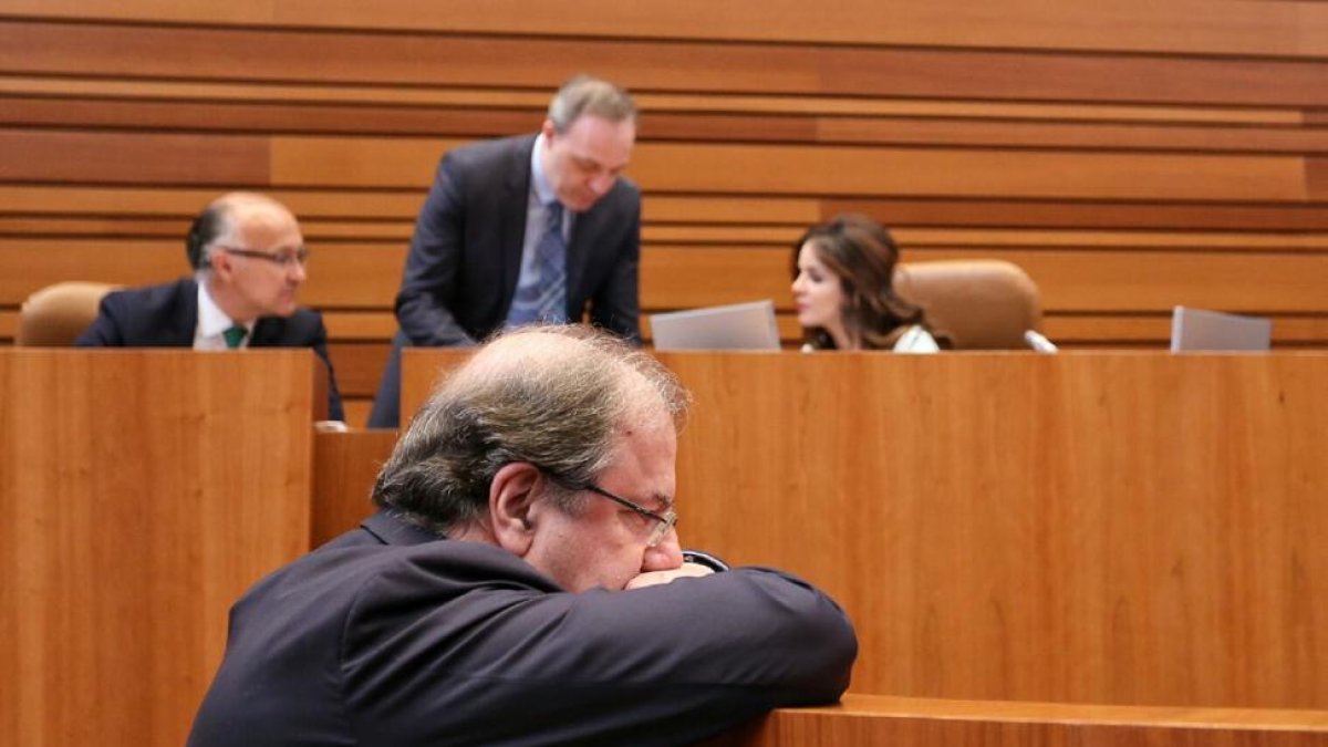 El presidente de la Junta de Castilla y León, Juan Vicente Herrera, durante la espera del arreglo de la megafonía-ICAL