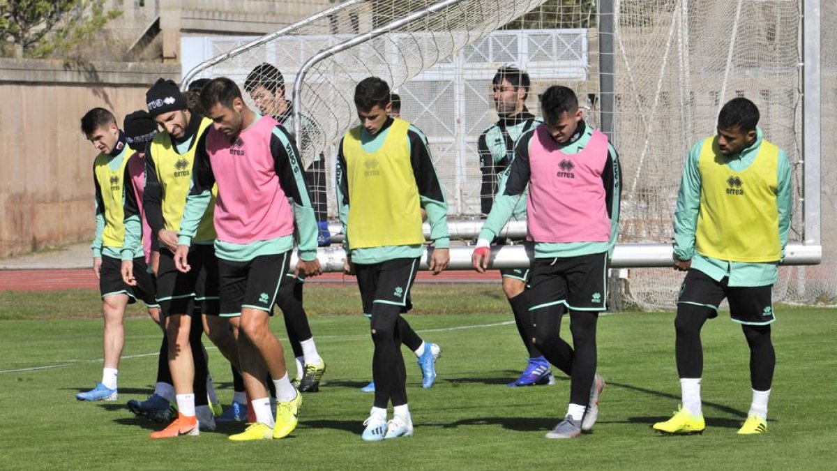 Los jugadores del Numancia mueven una de las porterías en el entrenamiento de ayer en el anexo.-Valentín Guisande