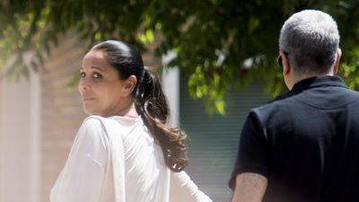 La cantante Isabel Pantoja acompañada de su hermano Agustín, en su regreso a prisión tras disfrutar de su primer permiso, en el Centro Penitenciario de Mujeres de Alcalá de Guadaira (Sevilla), el día 5.-RAUL CARO / EFE