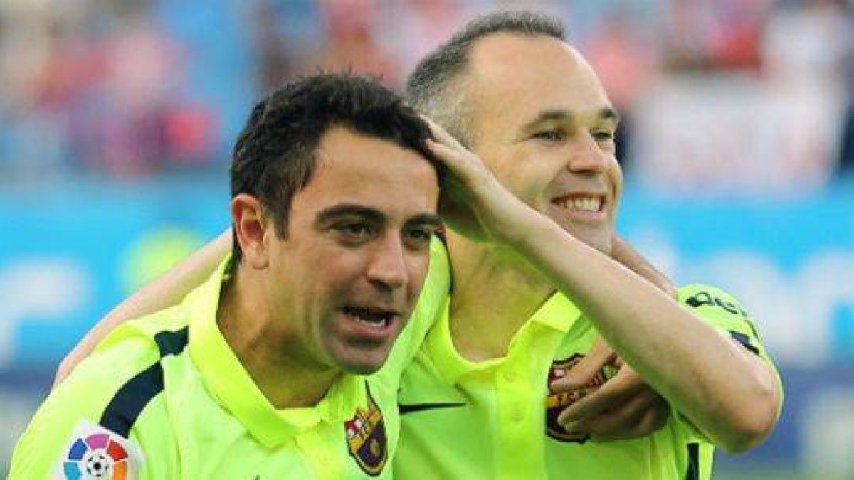 Xavi e Iniesta, emocionados, al lograr el título de Liga en el Calderón.-Foto: AFP / CÉSAR MANSO