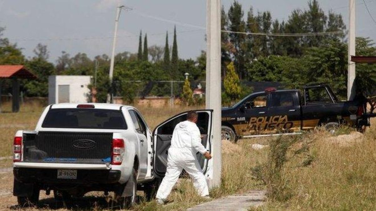 La policía del estado de Jalisco, México, descubre fosas clandestinas.-EFE
