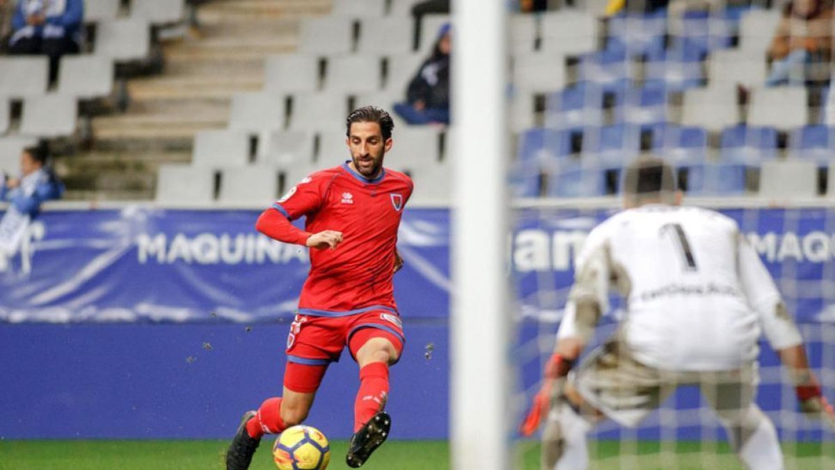Marc Mateu encara al portero del Oviedo durante el partido del sábado en el Carlos Tartiere.-AREA 11