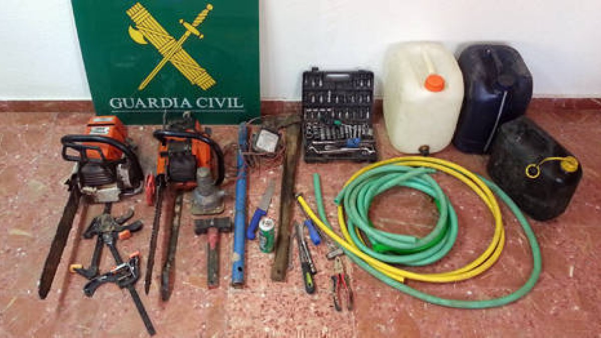 Efectos intervenidos a los presuntos ladrones de gasóleo en Almazán. / SUBDELEGACIÓN-