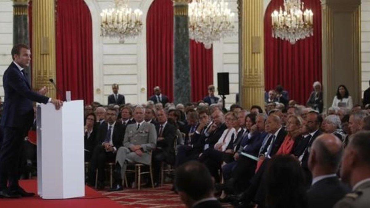 Emmanuel Macron durante su discurso anual a los embajadores. /-PHILIPPE WOJAZER / AP