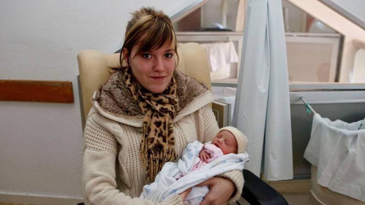 Paula, hija de Alejandra Sánchez y Marcio Silva, primera niña del año. C. ORTEGA-