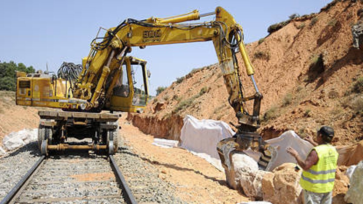 Trabajos de renovación de la línea férrea entre Soria y Coscurita. / A. M.-