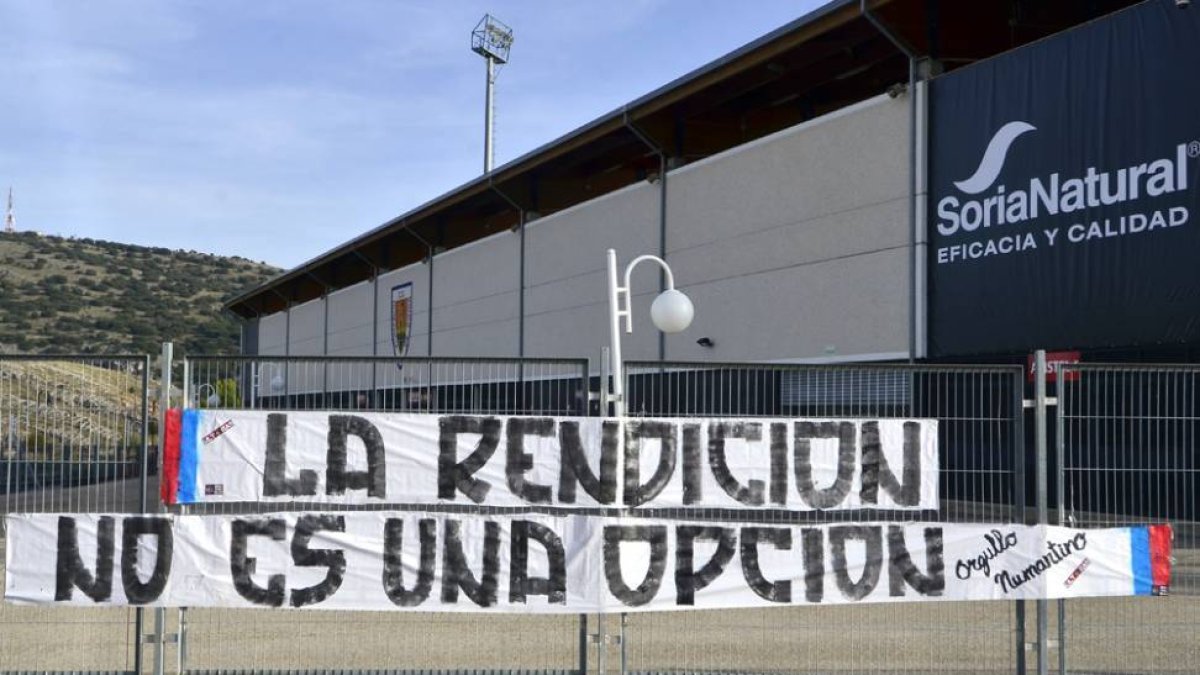 Los jugadores se encontraron ayer con mensajes de apoyo en su regreso a los entrenamientos.-ÁLVARO MARTÍNEZ