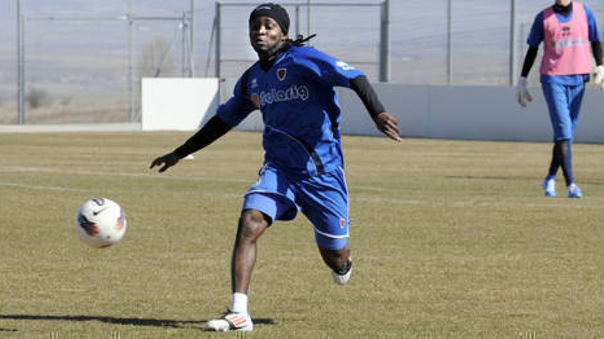 Cedrick durante un entrenamiento del Numancia. / VALENTÍN GUISANDE-