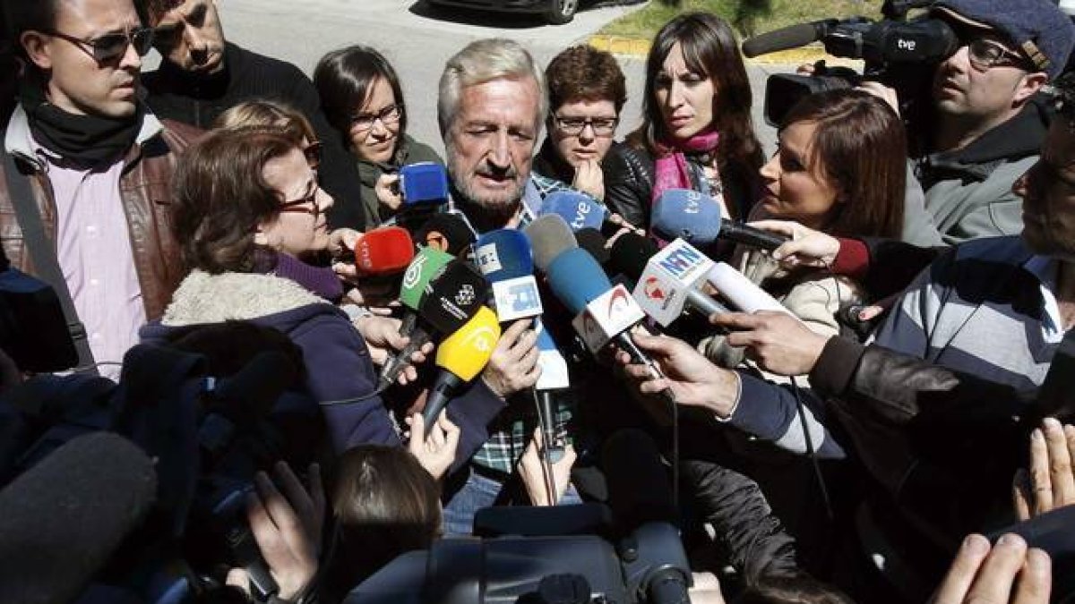 Juan Pardo, el hombre que perdió a su hija, a su nieta y a su primera mujer, atiende a los medios de comunicación a su salida del Hotel Rey Don Jaime de Castelldefels.-Foto: Andreu Dalmau / EFE / ANDREU DALMAU