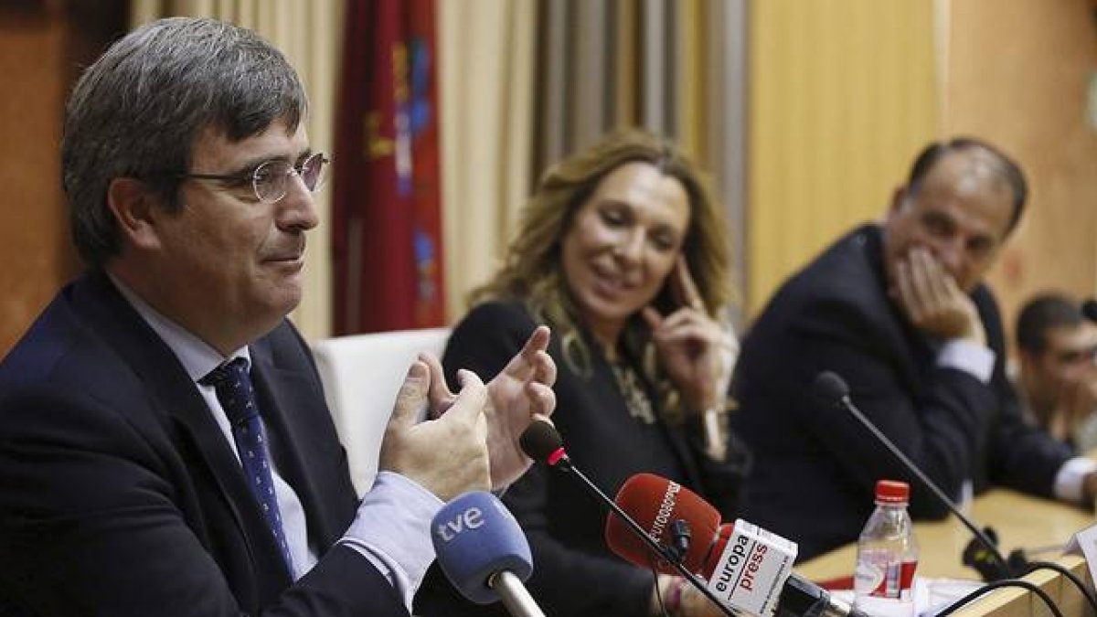 El presidente del Consejo Superior de Deportes (CSD), Miguel Cardenal, junto a la diputada ICAM María Teresa Nadal y el presidente de la LFP, Javier Tebas.-Foto:   EFE / FERNANDO ALVARADO
