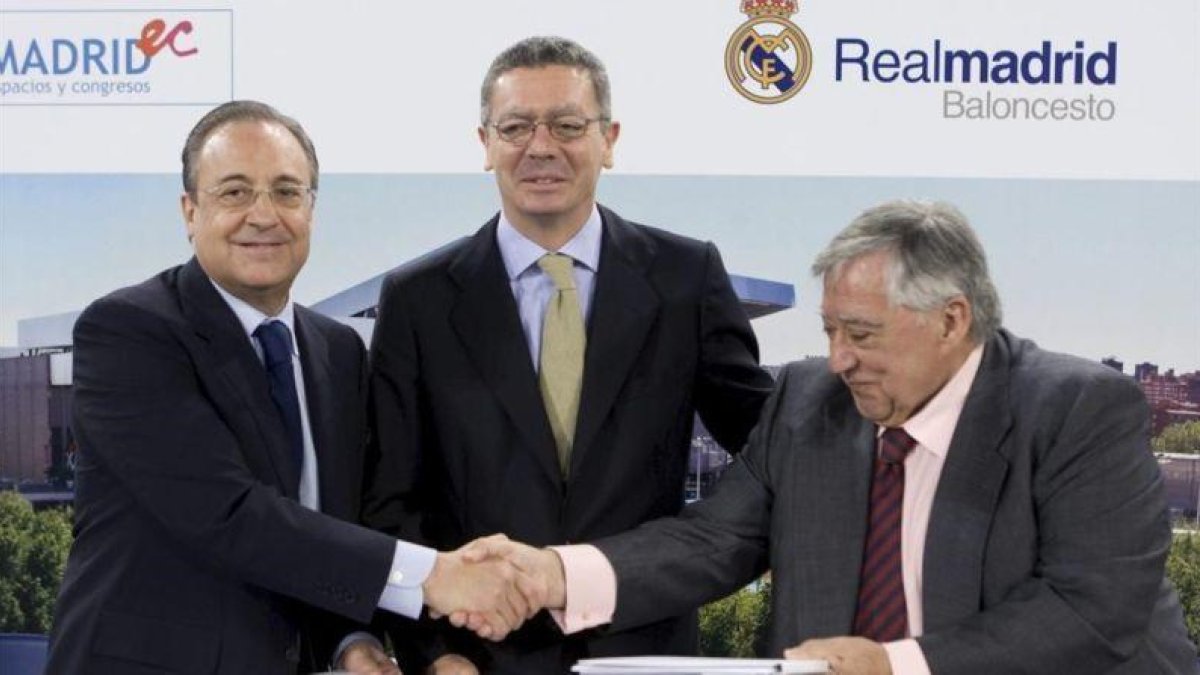 El presidente del Real Madrid, Florentino Pérez, junto al entonces alcalde de Madrid, Alberto Ruiz-Gallardón, en un acto del 2010.-PACO CAMPOS / EFE