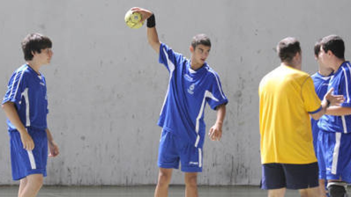 Un jugador de la concentración de la Federación Española durante un entrenamiento. / ÚRSULA SIERRA-