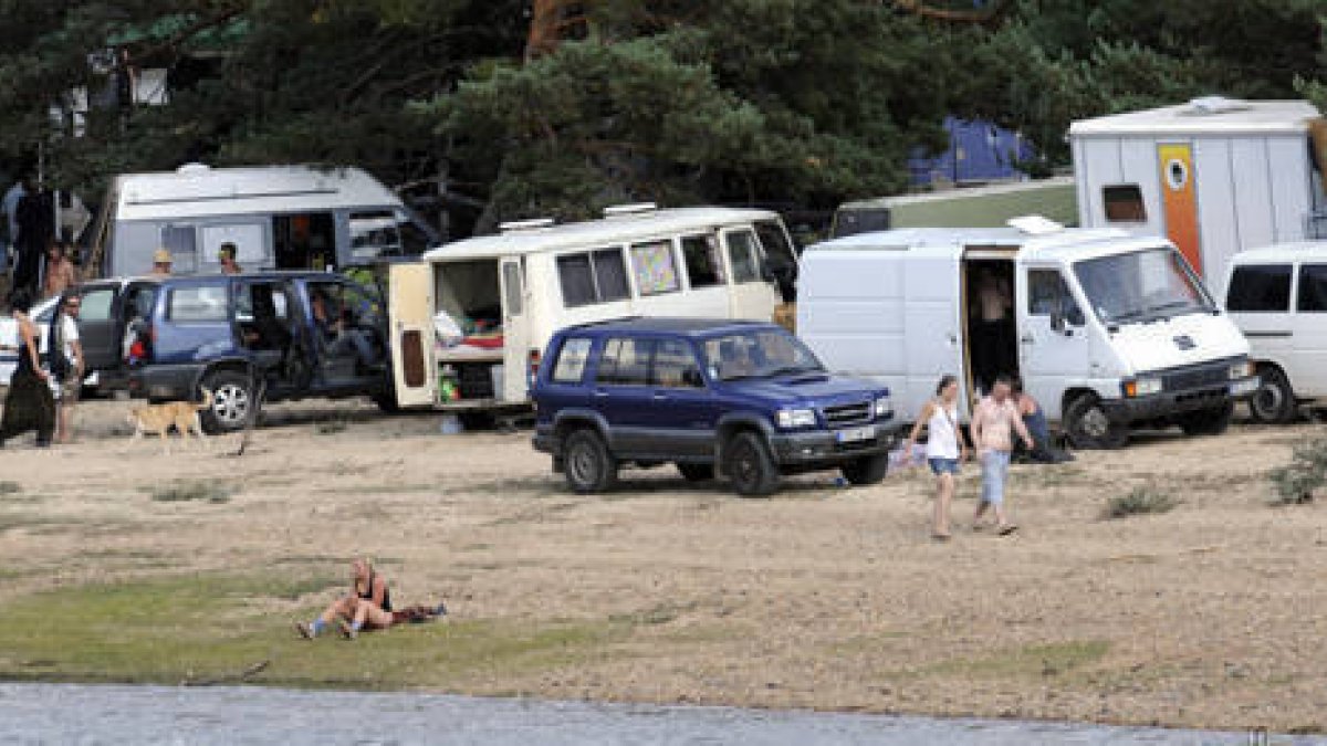 Los participantes en la acampada ocupan Pinar Grande con sus coches. / A. M.-