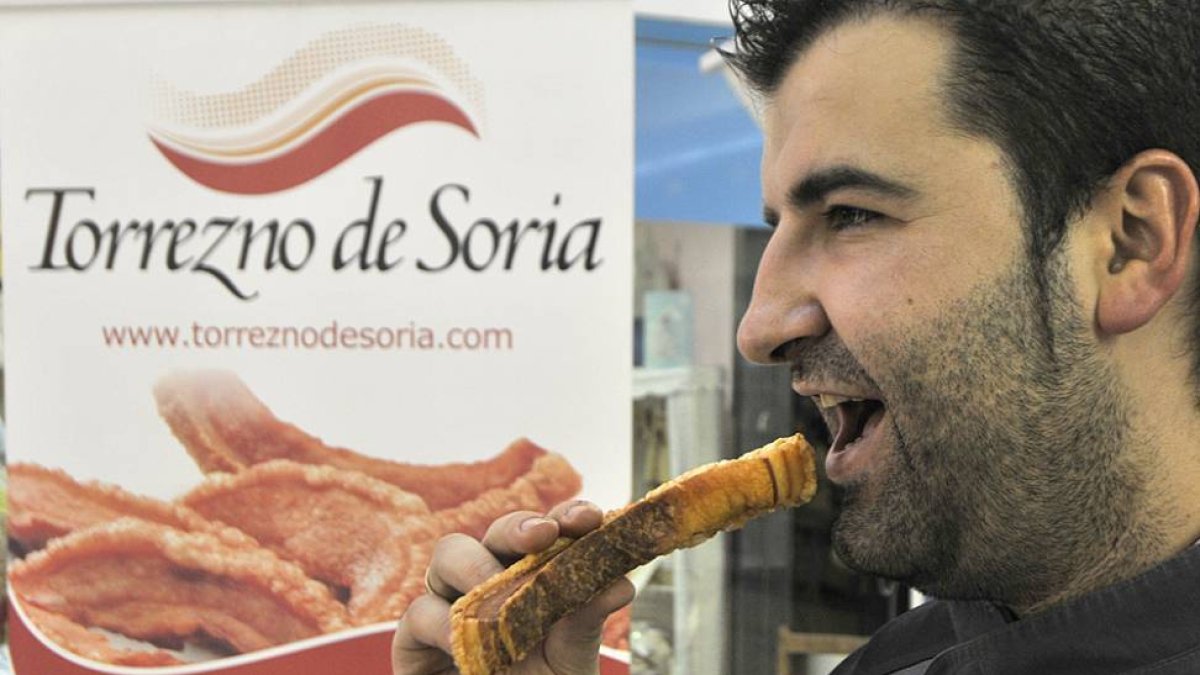 El cocinero soriano Juan Carlos Benito come un Torrezno de Soria.-VALENTÍN GUISANDE
