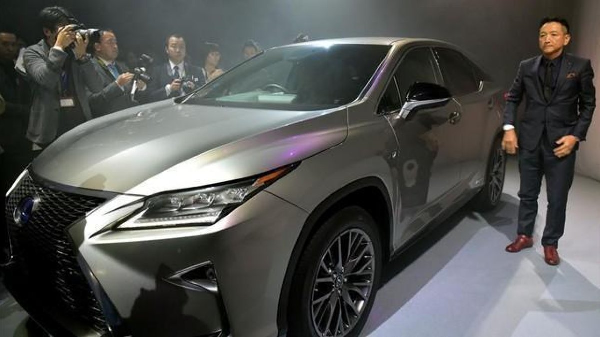 El presidente de Lexus, Tokuo Fukuichi, presenta un nuevo SUV de la marca del grupo Toyota en el Salón del Automóvil de Tokio.-AFP PHOTO / YOSHIKAZU TSUNO