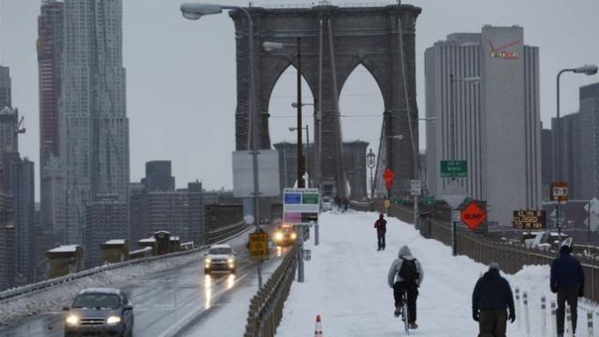 Peatones y vehículos cruzan el puente de Brooklyn, el 27 de enero.-Foto: AP / MARK LENNIHAN