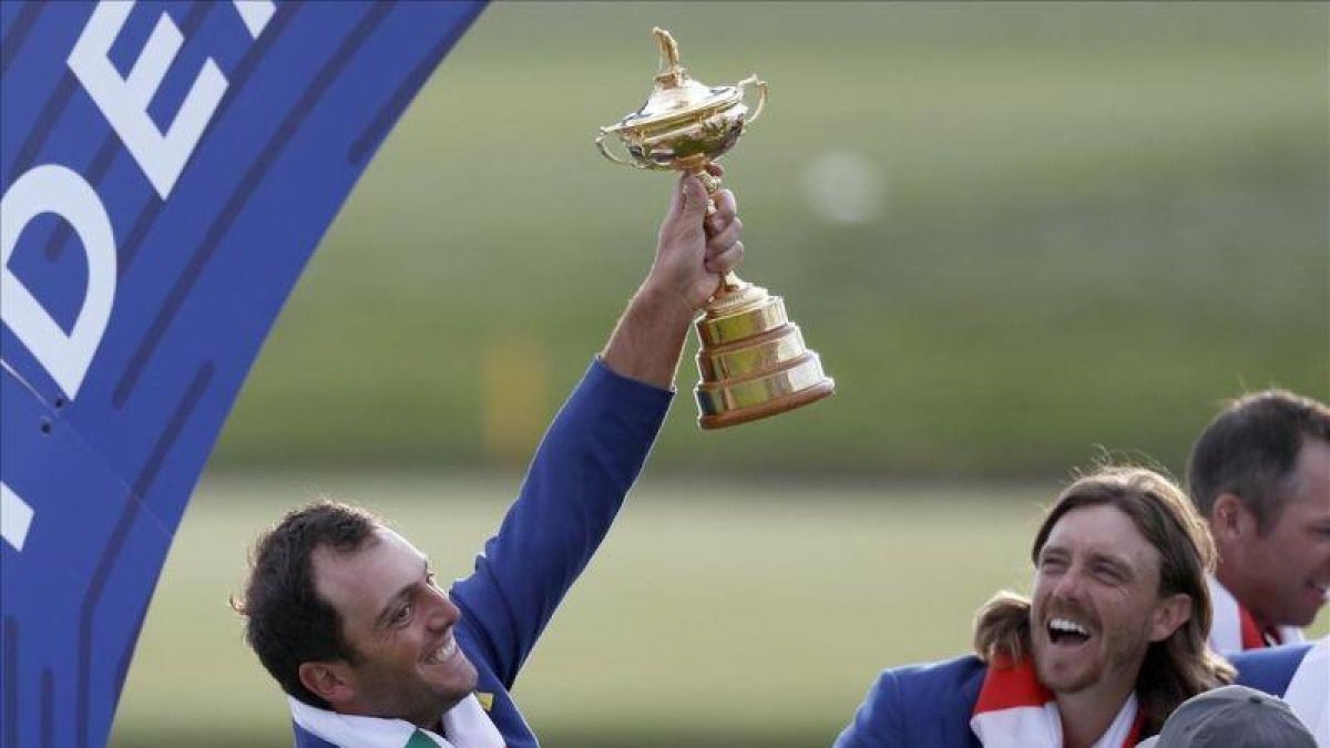 Molinari levanta el trofeo de la Ryder en presencia de su compañero Fletwood-ALASTAIR GRANT (AP)