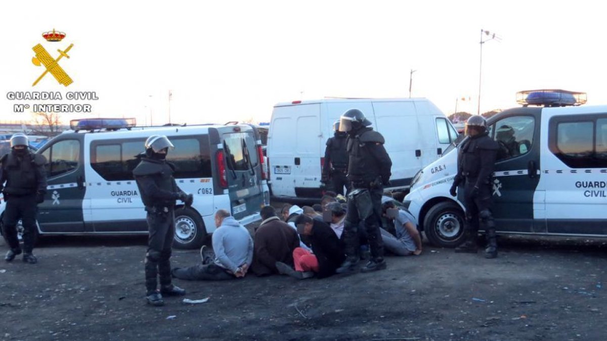 Agentes de la Guardia Civil durante la operación.-