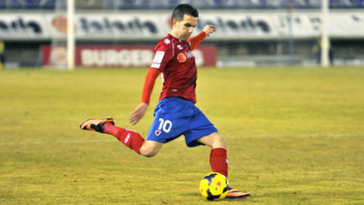 Julio Álvarez es el encargado de todas las acciones a balón parado del equipo. / DIEGO MAYOR-