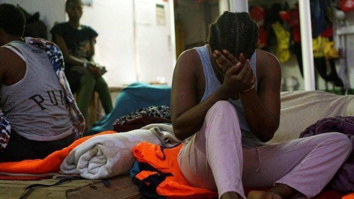 Uno de los migrantes a bordo del ’Open Arms’.-EFE / FRANCISCO GENTICO