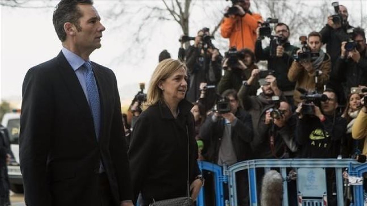 Iñaki Urdangarin y la infanta Cristina llegan, este martes, a la Audiencia de Palma para acudir al jucio del 'caso Nóos'.-EFE / CATI CLADERA