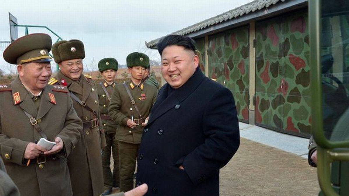 Kim Jong-un visita a una unidad del Ejército de Corea del Norte, este lunes.-Foto: AFP / KNS
