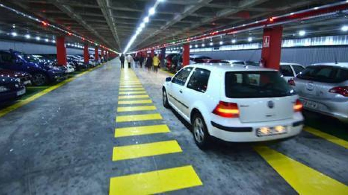 Parking del Espolón y Mariano Granados.-VALENTÍN GUISANDE