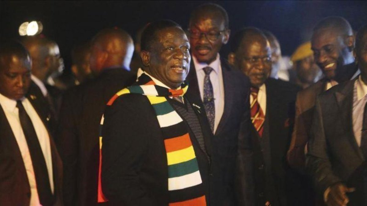 El presidente de Zimbabue Emmerson Mnangagwa, a su regreso anticipado a Harare por el estallido de las protestas.-AP